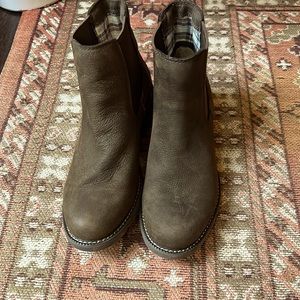 Ariat Women’s Chelsea boot. Water proof. Java color. Size 7. No box, never worn